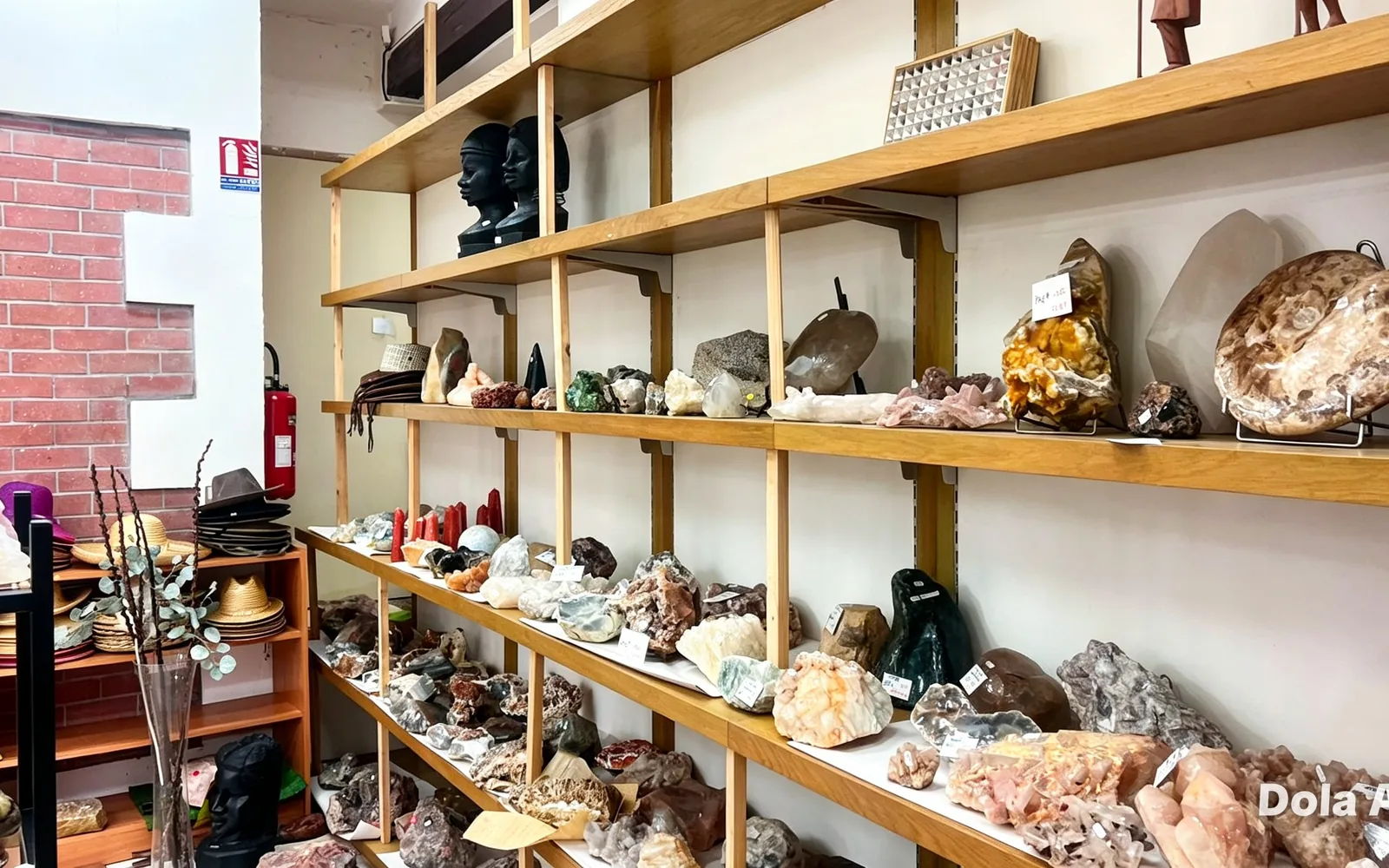 Vitrines de cristaux et de géodes dans la boutique Pierre de Madagascar